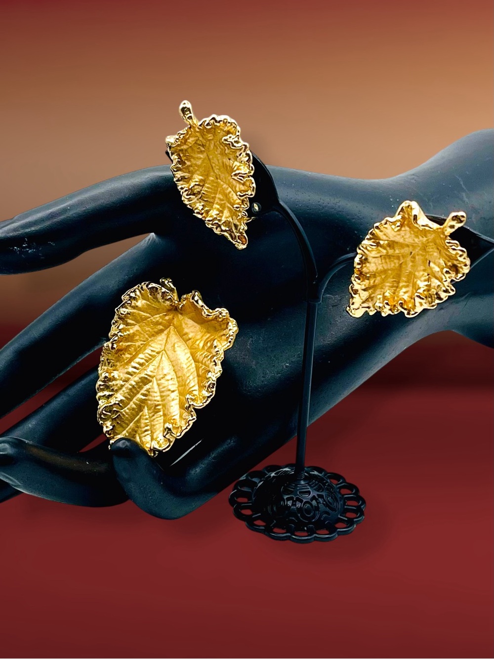 Vintage Napier Gold Tone Textured Leaf Brooch & Matching Clip-On Earrings Set - Picture 4 of 14